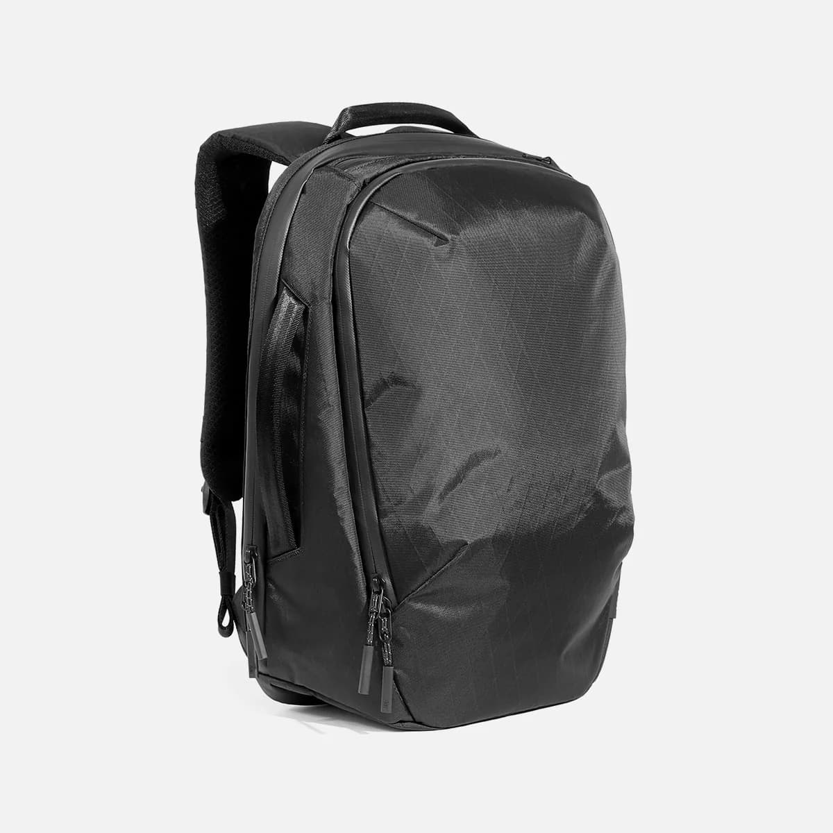 リュックは背負うものではない。「DAYPACK」は、靴のように“着る”バックパックだ。