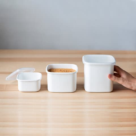 プラスチック容器には戻れない。「野田琺瑯」は、台所を白く美しくする魔法の箱だ。