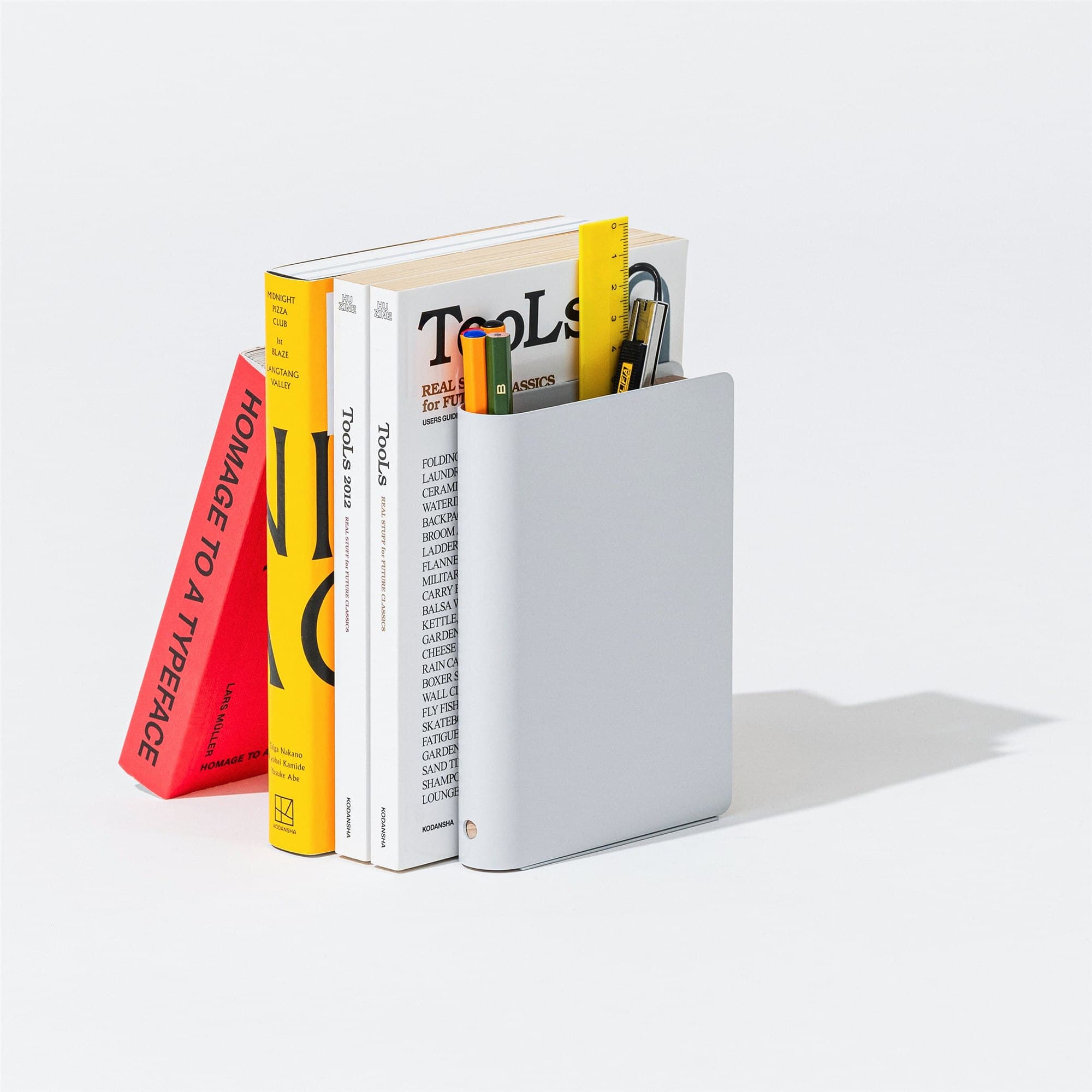 ペンや定規を収めて本と並べたTOOLBOOK