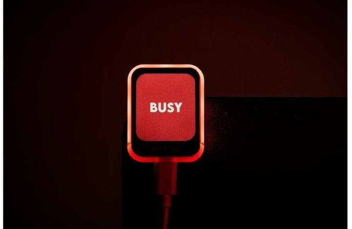 暗い部屋で赤く光るBusy Tag