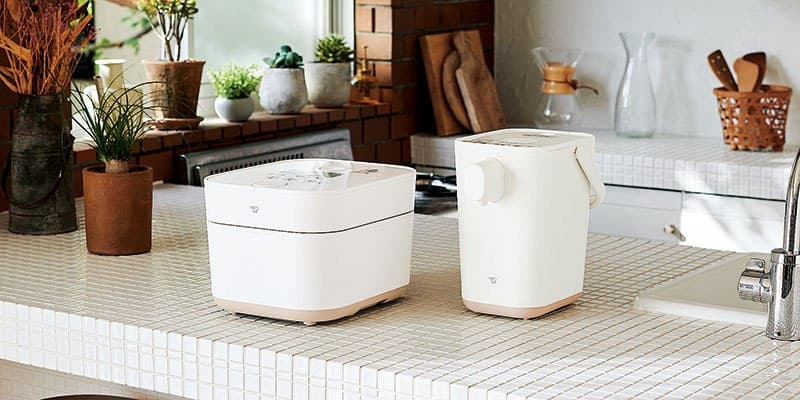 明るいキッチンに置かれた白いSTAN.の炊飯器と電動ポット