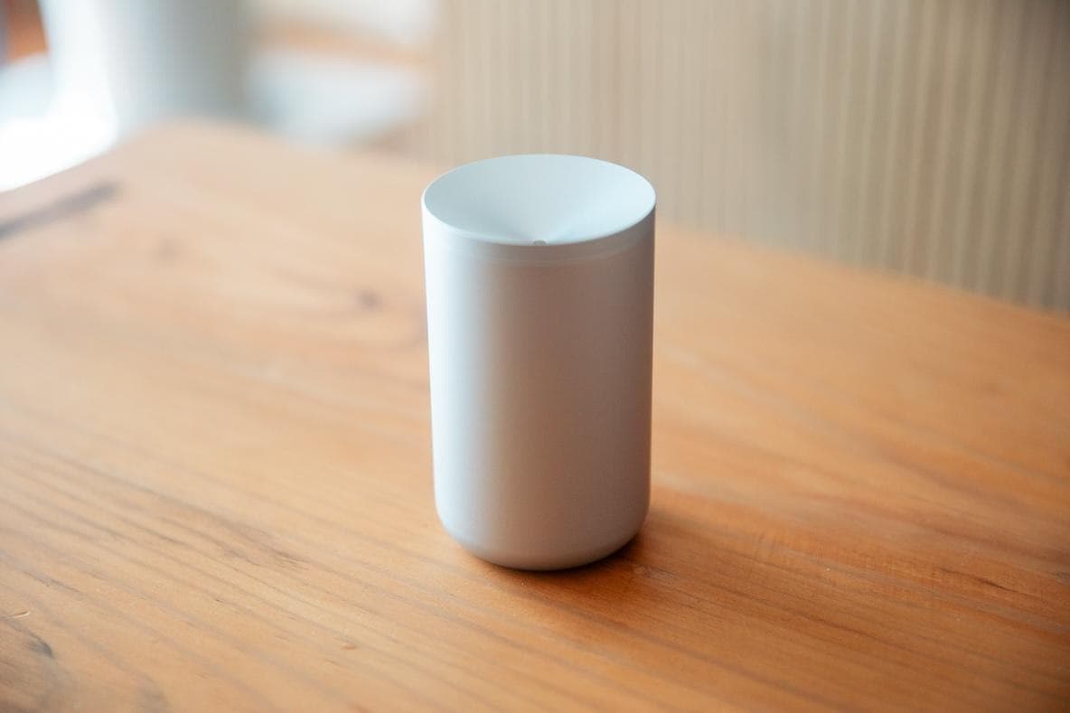 「香り」を、持ち歩く。「BINSCENT」は、アルミの塊から削り出されたモバイル香炉