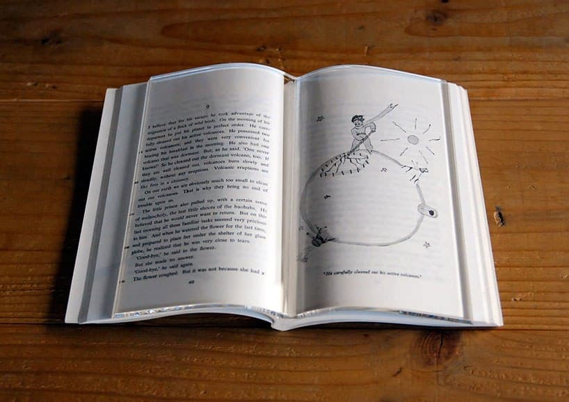 本を開いたままにする、最も透明な解決策。TENT「BOOK on BOOK」は、読書のためのクリスタル・インターフェースです。