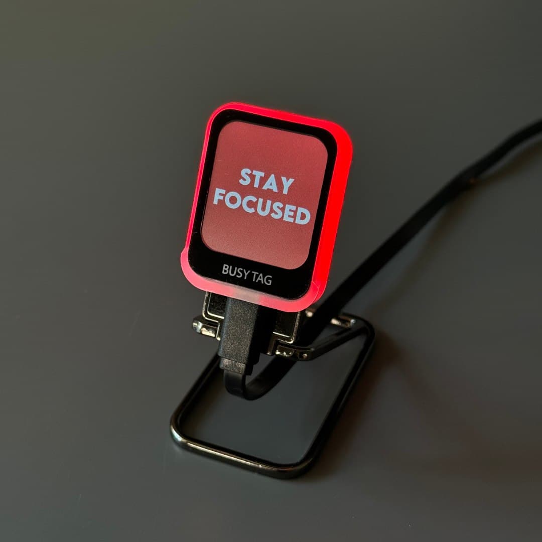 スタンドに立てて「STAY FOCUSED」と表示するBusy Tag