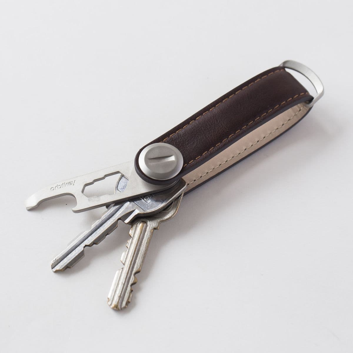 鍵のジャラジャラ音は騒音だ。「Orbitkey」は、ポケットの中を静寂にする大人のツール。