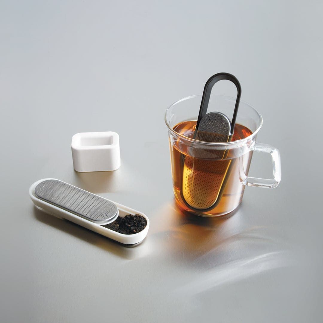 グラスの紅茶に差したLOOPティーストレーナーと茶葉