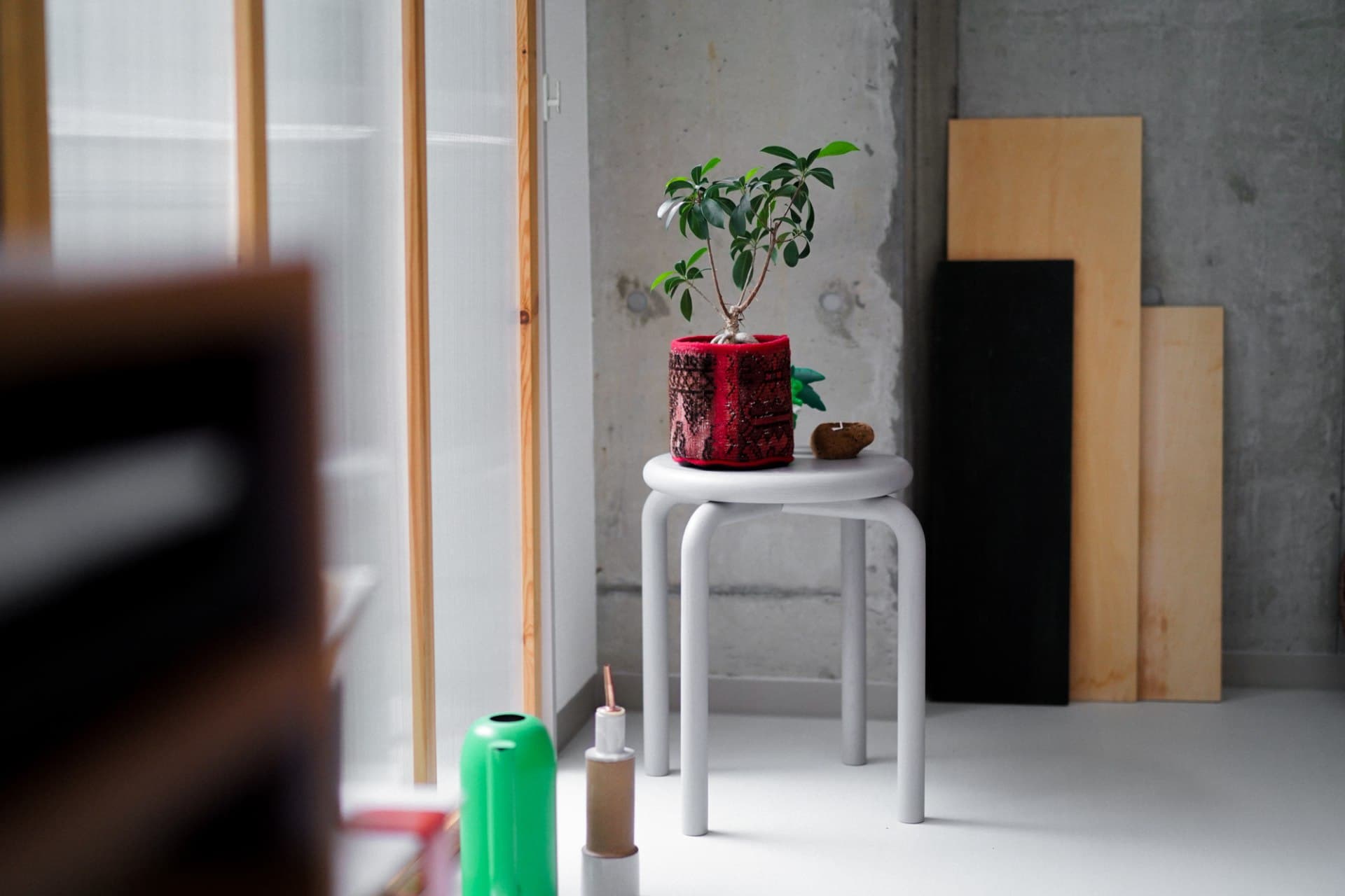 植物を載せて部屋に置いたグレーのOSTOOL