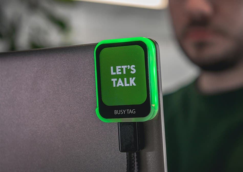 モニターの縁に取り付けて「LET'S TALK」と表示するBusy Tag