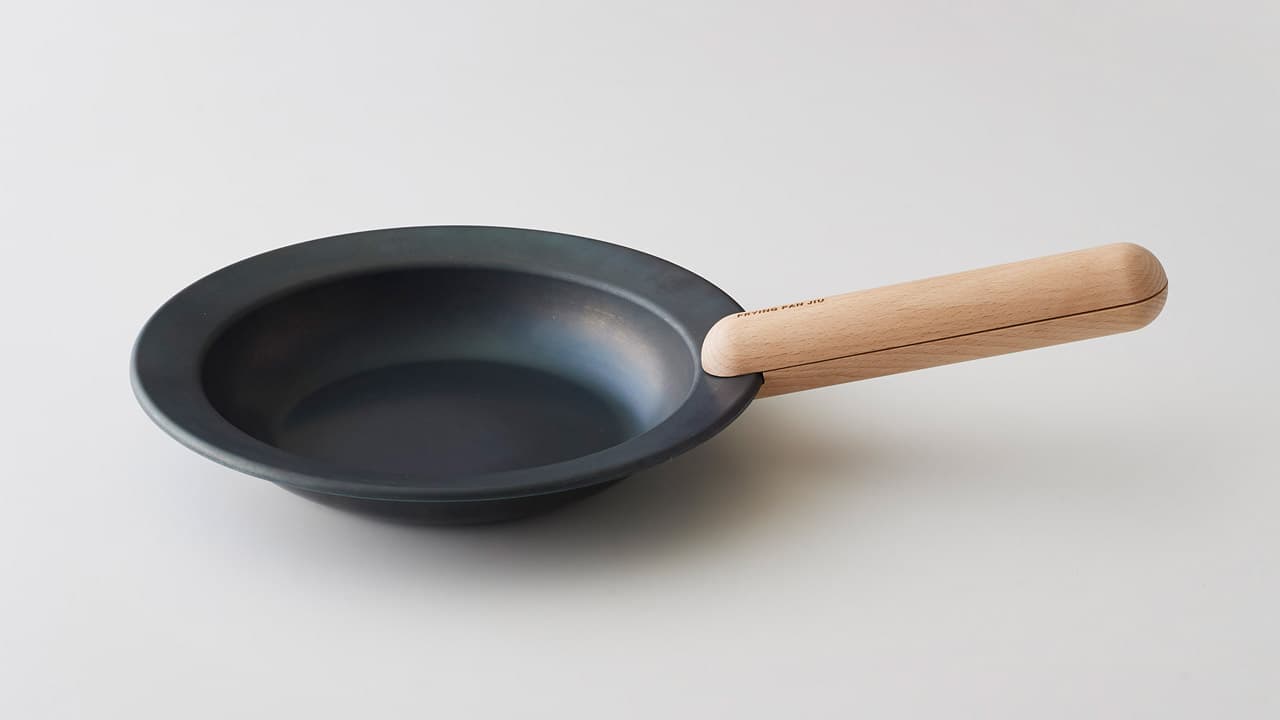 皿洗いを「しない」という選択。「フライパンジュウ」は、キッチンと食卓の境界を溶かす鉄の円盤です。
