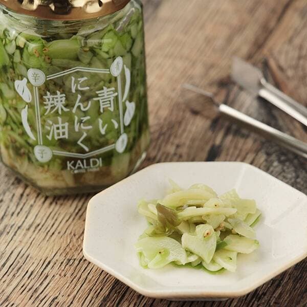 何にでも合う悪魔の瓶詰め。カルディ「青いにんにく辣油 青唐辛子」は、食卓を支配する最強の万能調味料だ。