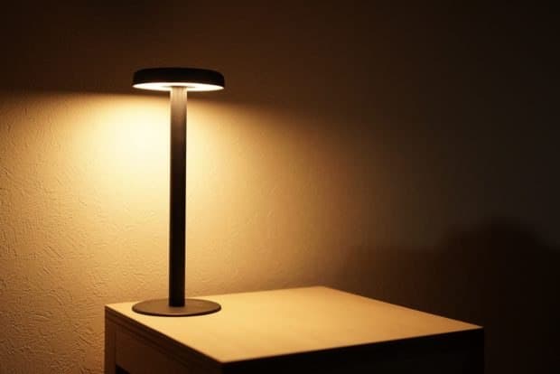 照明を「分解」して持ち歩く。「TABLE LAMP ICHI」は、鉄の塊でできた光のツールです。