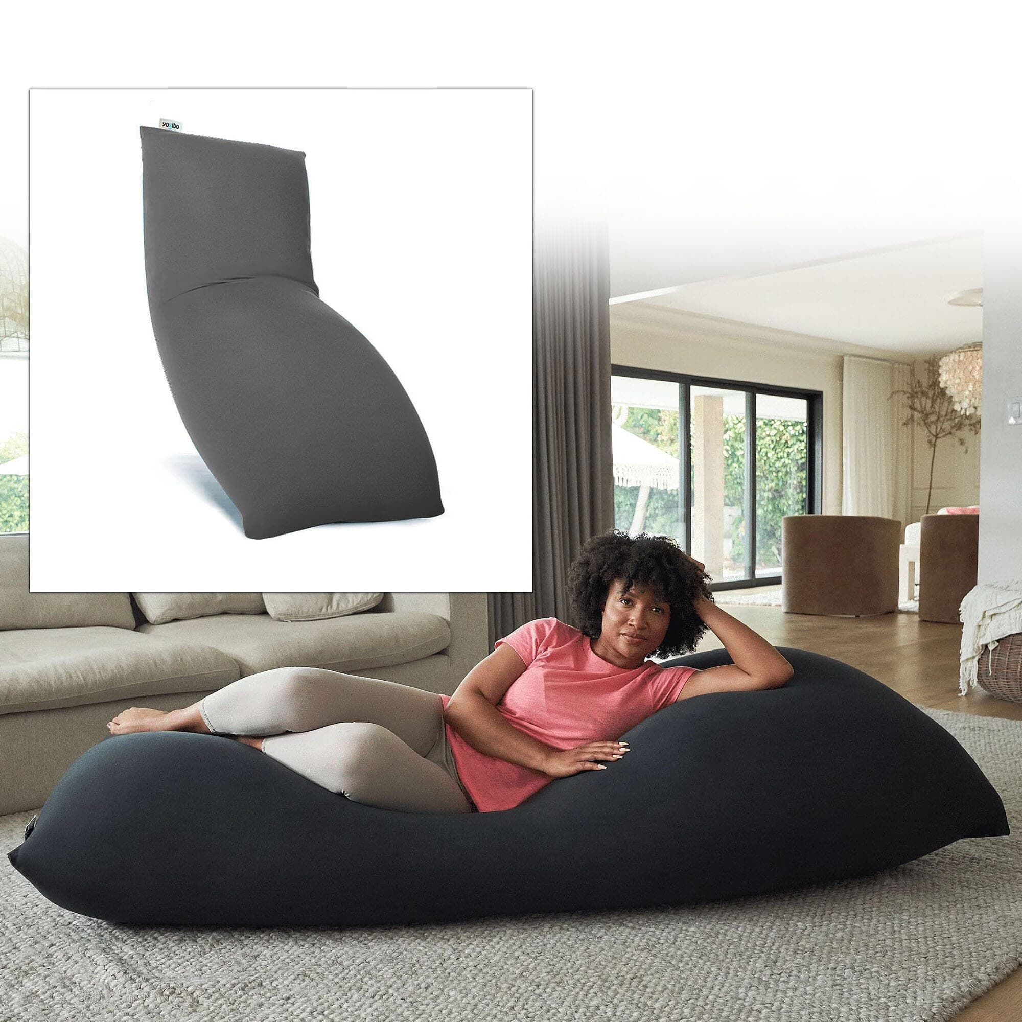 ダークグレーのYogibo Maxと横になってくつろぐ様子