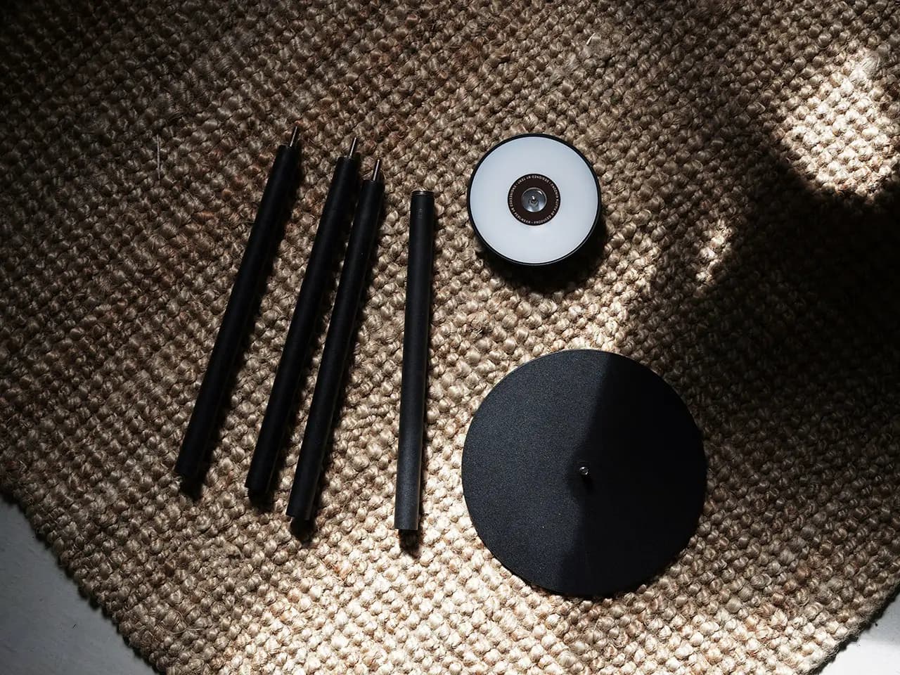 照明を「分解」して持ち歩く。「TABLE LAMP ICHI」は、鉄の塊でできた光のツールです。