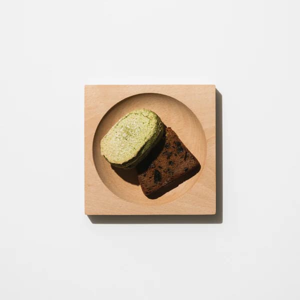 「食器棚」を「本棚」に。「SOLID DISH」が提案する、立てて収納できる木のフレーム