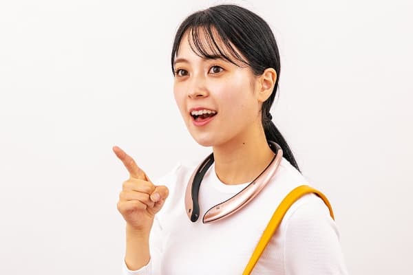 スマホはポケットへ。肩に乗る「AIエージェント」は、現代の守護霊だ。